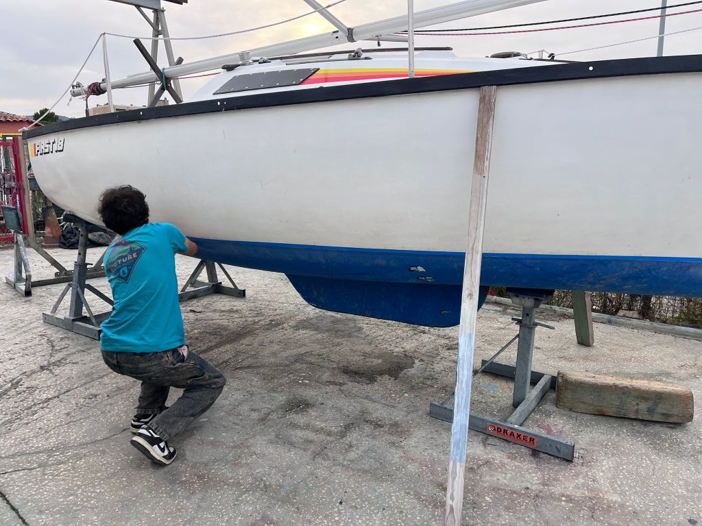 Protection de la coque avec du scotch en amont du ponçage