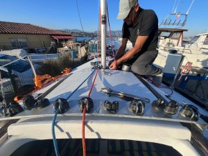 La platine permet de rassembler le gréement courant au même endroit