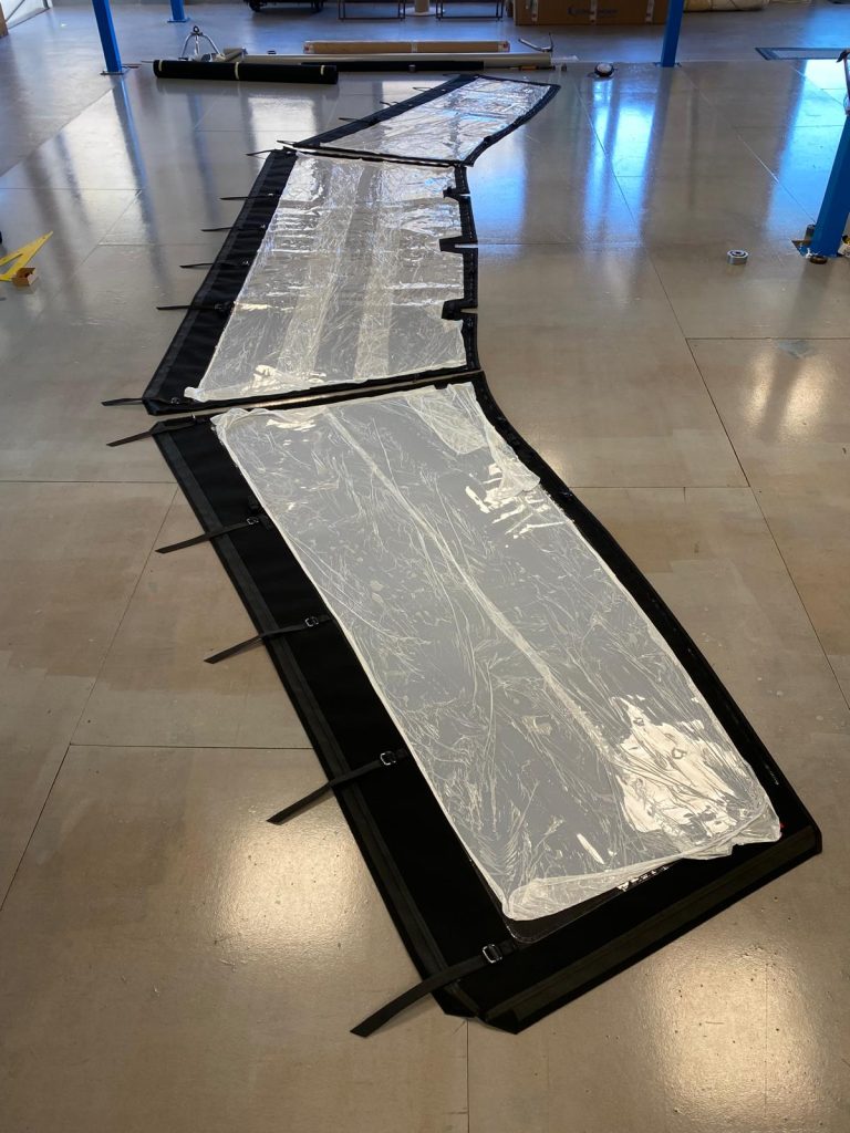 Afin d'aider à la découpe du tissu, nous superposons la matière transparente sur le patron