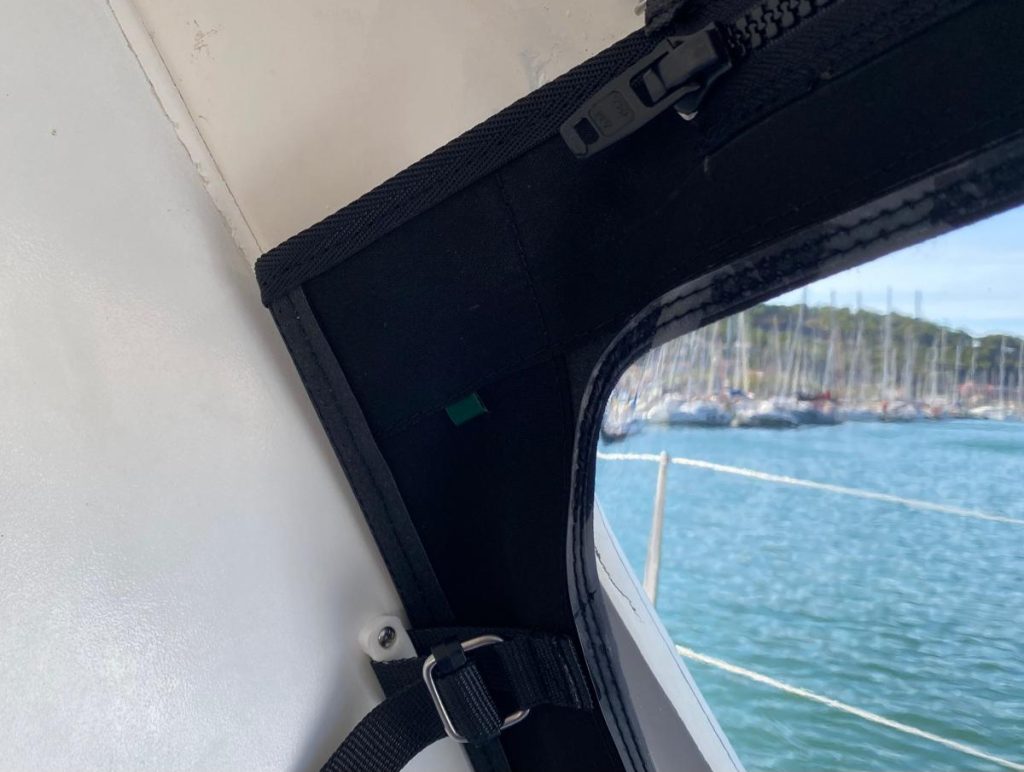 La bâche est attachée au bateau à l'aide de sangles et de fermeture éclair
