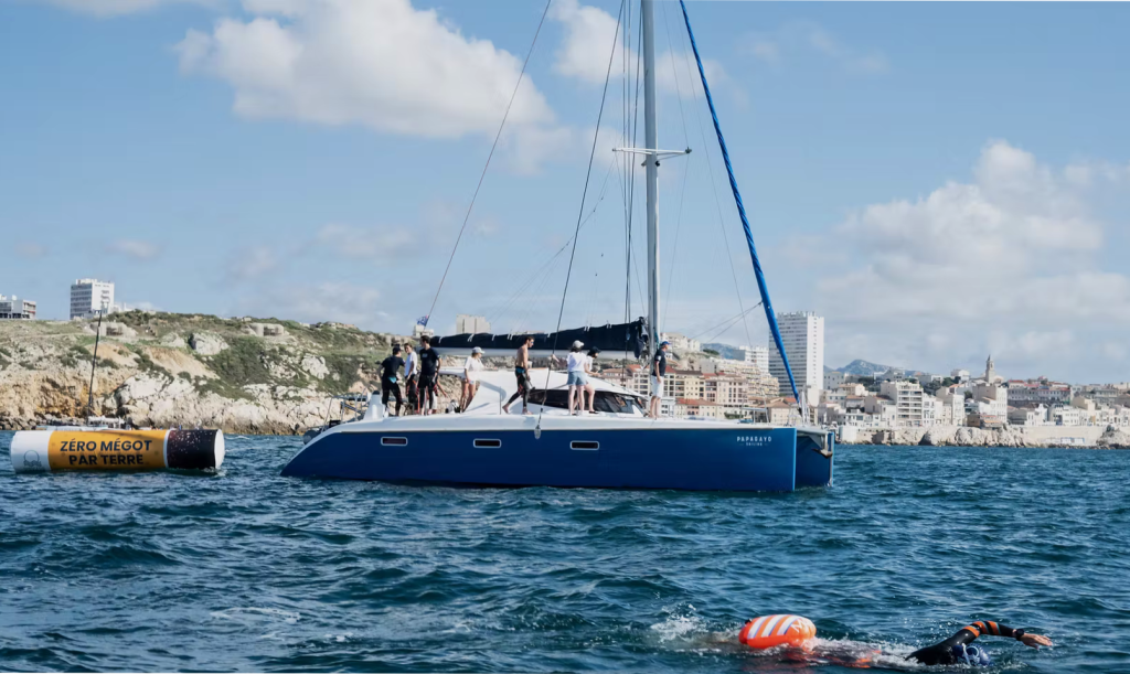 Catamaran papagayo voguant
